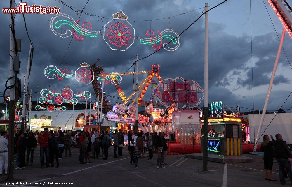 Immagine La Feria de Mayo di Estepona, Spagna, ina una serata nuvolosa. Il 15 maggio si festeggia San Isidro, patrono degli agricolotori  - © Philip Lange / Shutterstock.com