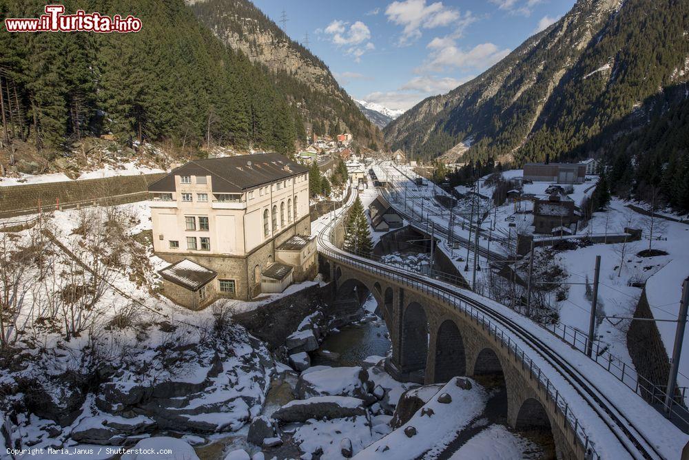 Immagine La ferrovia del San Gottardo nei pressi di Goschenen (Svizzera), in inverno - © Maria_Janus / Shutterstock.com