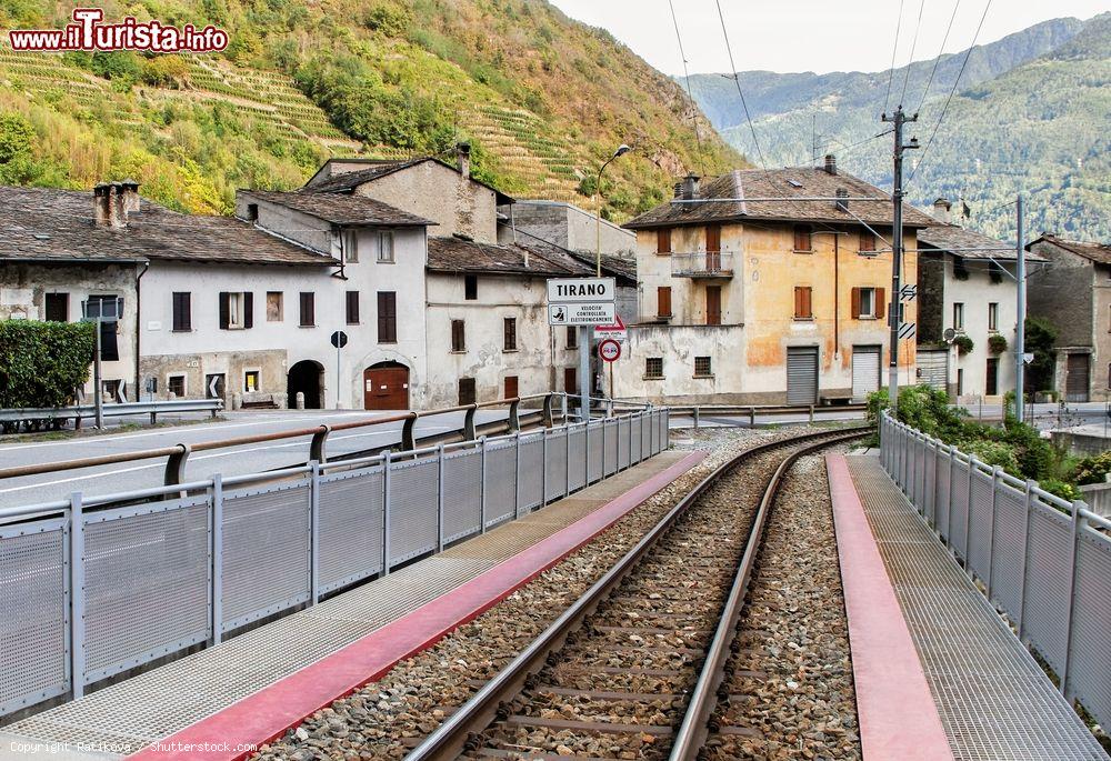 Immagine La ferrovia di Tirano si collega alla Svizzera, con il percorso del celebre Trenino Rosso del Bernina - © Ratikova / Shutterstock.com