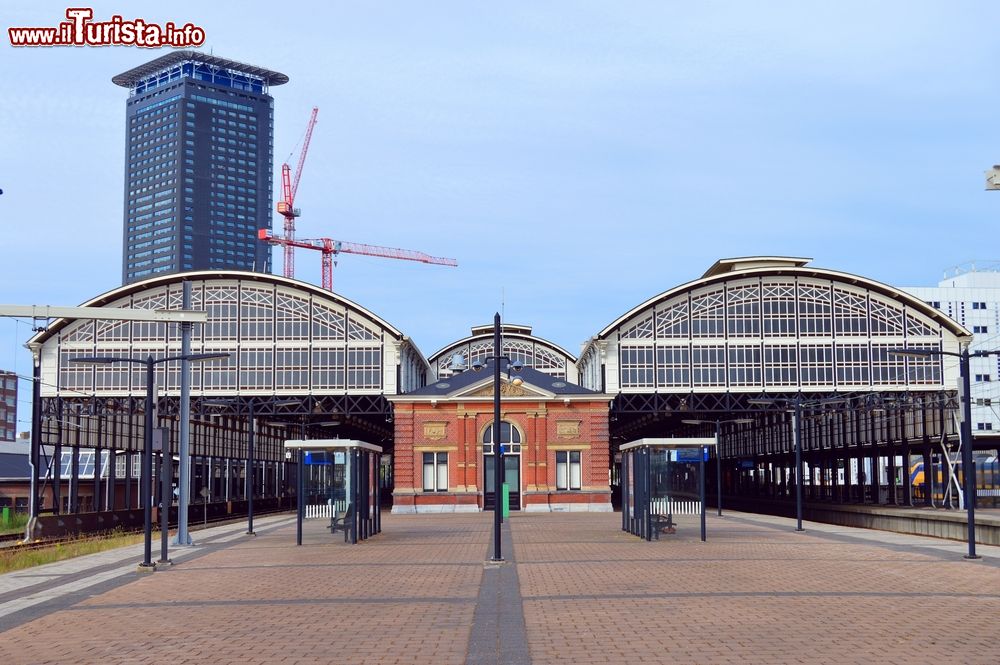 Immagine La ferrovia Hollands Spoor di Den Haag, Olanda. E' la più antica stazione dei treni della città: venne aperta al pubblico nel 1843 anche se l'attuale edificio risale a una cinquantina di anni dopo.