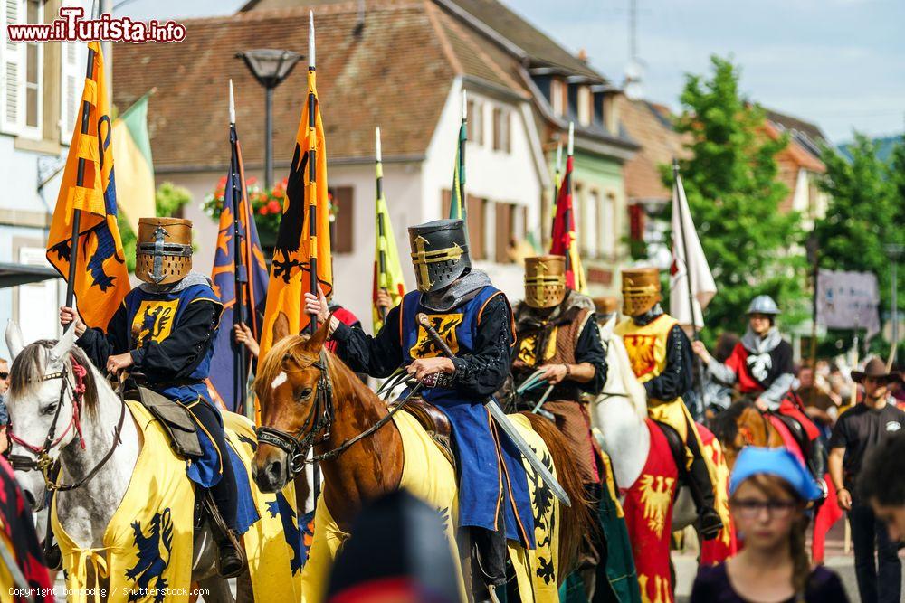 Immagine La Festa dei Bastioni di Chatenois, Alsazia, Francia: personaggi a cavallo e in costume per il festival ospitato nel vecchio castello - © bonzodog / Shutterstock.com