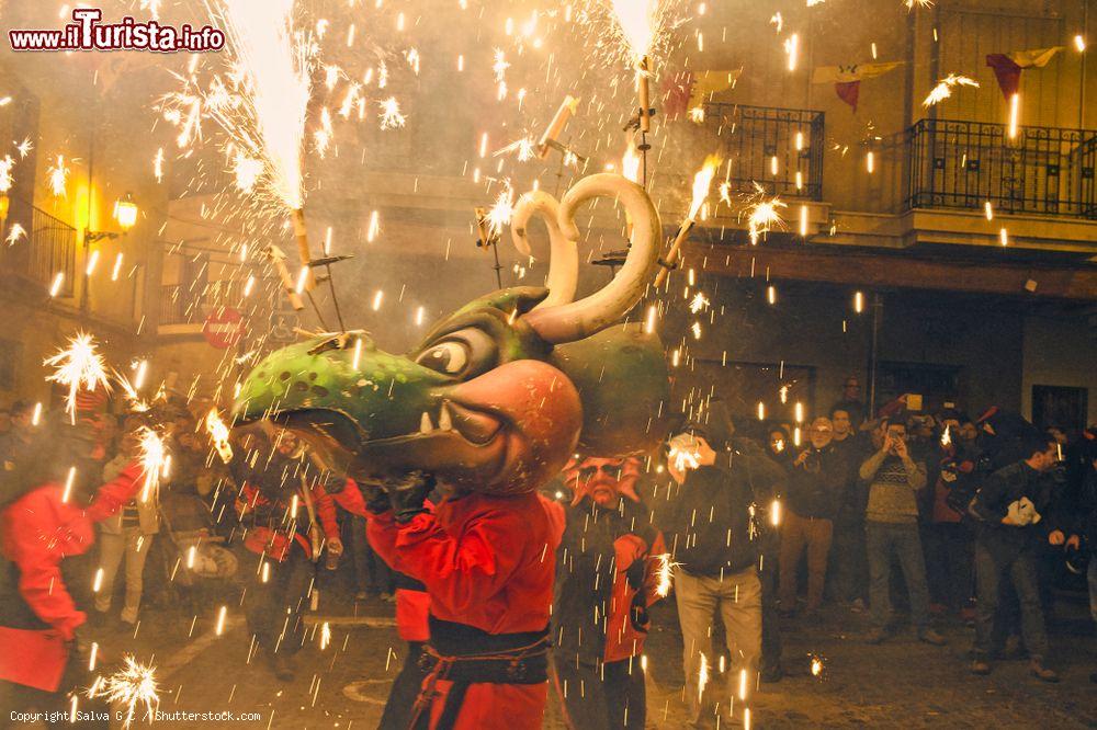 Immagine La festa del fuoco di Sagunto (Spagna) in inverno. Ogni mese di marzo le strade cittadine si popolano di creazioni artistiche realizzate in legno e cartone: alla fine, solo le vincitrici si salvano dall'essere bruciate - © Salva G C / Shutterstock.com