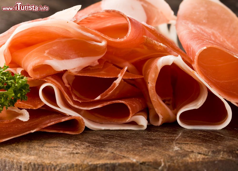 Immagine Il prosciutto crudo friulano è uno dei protagonisti della Festa del prosciutto a Sauris in Friuli Venezia Giulia