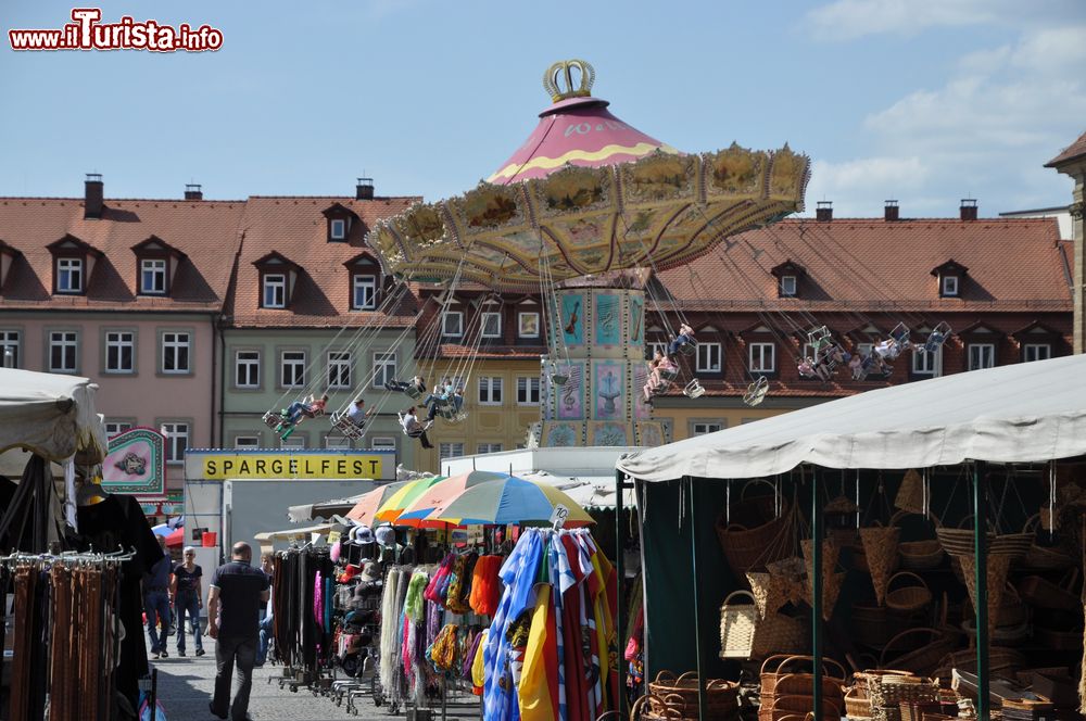 Immagine La fiera Spargelfest nella cittadina di Bamberga, Germania: bancarelle e giostre.