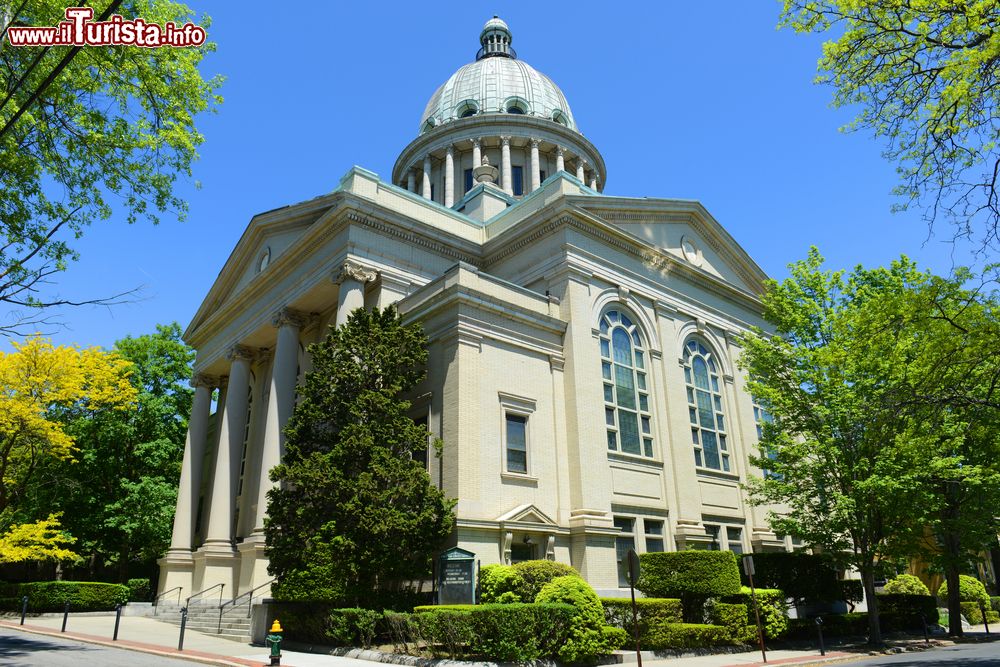 Immagine La First Church of Christ Scientist su Meeting Street a Providence, Stati Uniti d'America. Di forma quasi quadrata, la chiesa ha una bella cupola decorata nella parte superiore. Gli architetti furono Howard Hoppin e Frederick Field. 