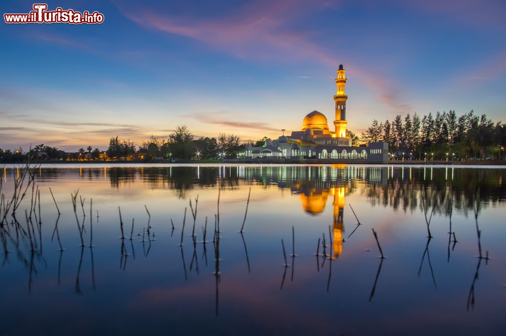 Immagine La Floating Mosque di Terengganu al tramonto, Malesia. Tengku Tengah Zaharah Mosque sorge nella laguna di Kuala Ibai a 4 km dalla città di Kuala Terengganu. La costruzione, iniziata nel 1993, si è conclusa due anni più tardi. E' la prima moschea galleggiante del paese.