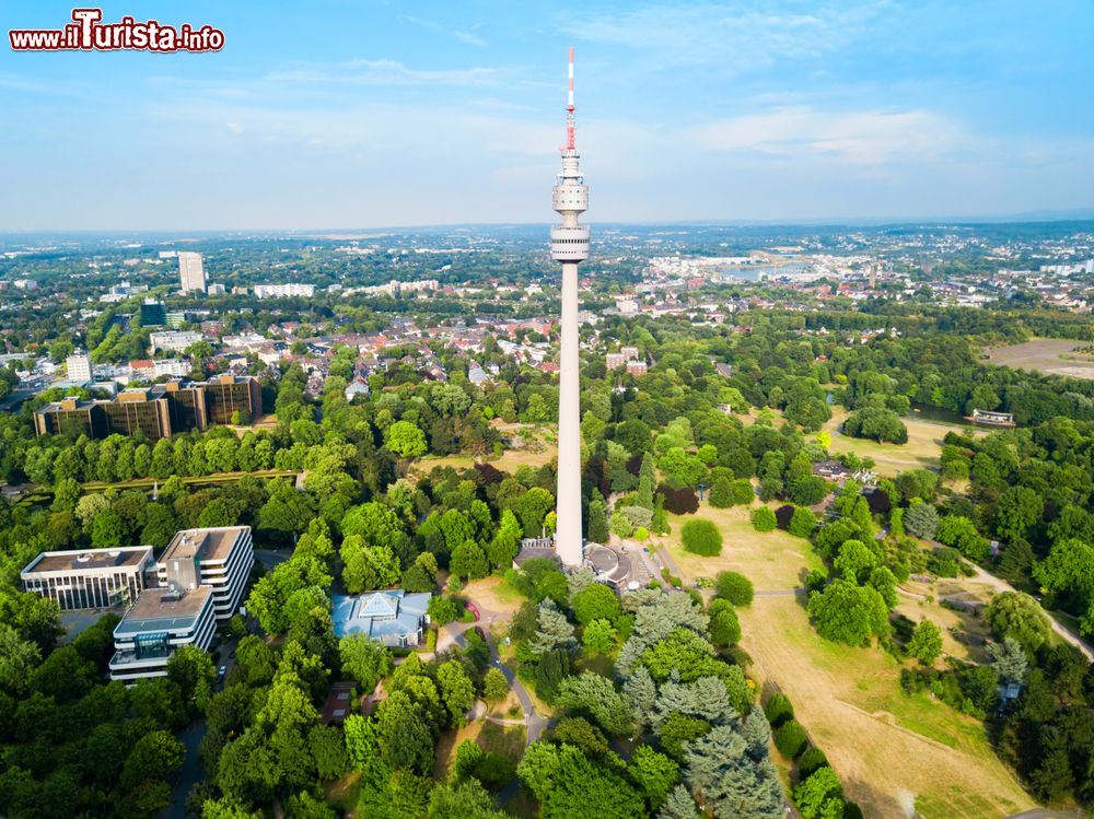 Immagine La Florianturm (Florian Tower), torre delle comunicazioni di Dortmund, Germania. Considerata uno dei simboli principali della città tedesca, questa torre televisiva che s'innalza per 220 metri si trova in Westfalenpark. Punto panoramico della città, ha un ristorante girevole a 140 metri di altezza.