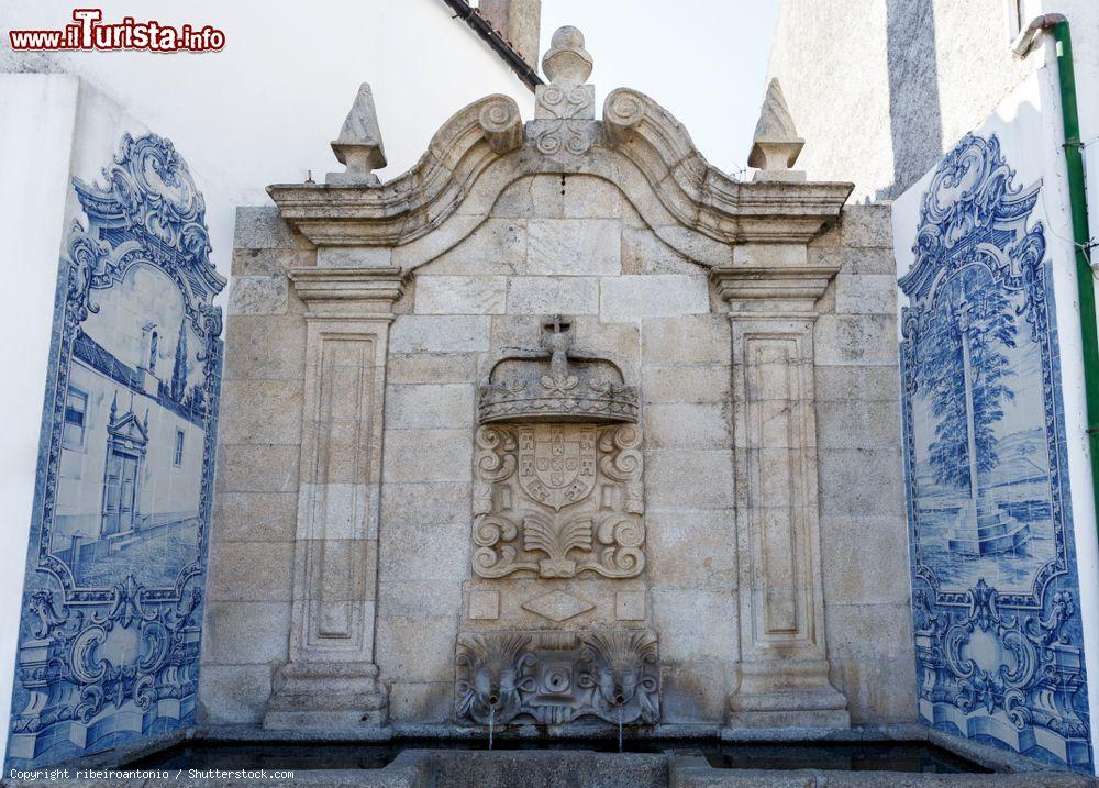 Immagine La fontana barocca di Cano a Vinhais, Portogallo. Realizzata nel XVIII° secolo in pietra di granito, è impreziosita da piastrelle tradizionali realizzate dall'artista Sant'Anna - © ribeiroantonio / Shutterstock.com