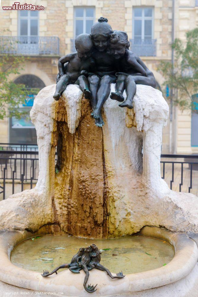 Immagine La fontana dei Giovani in Place Darcy a Digione, Francia.  In uno dei polmoni verdi della città sorge una caratteristica fontana dedicata ai bambini - © RnDmS / Shutterstock.com