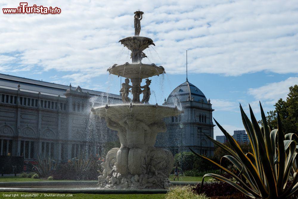 Immagine La fontana del Carlton Garden a Melbourne (Australia) con il Royal Exhibition Building sullo sfondo  - © aiyoshi597 / Shutterstock.com