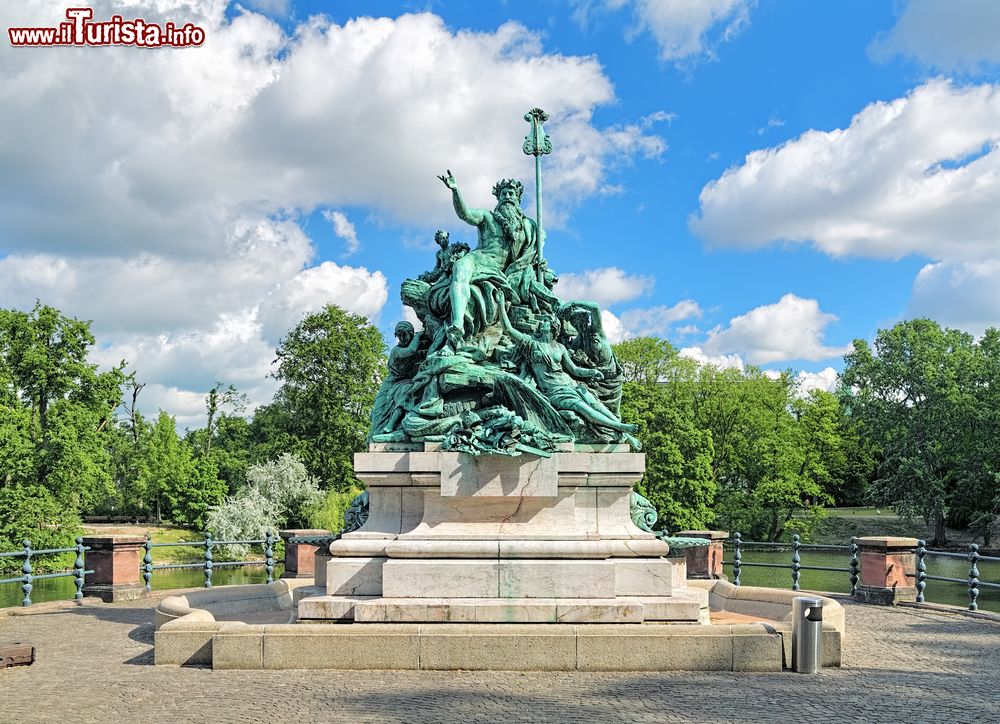 Immagine La fontana del padre Reno e delle sue figlie a Dusseldorf, Germania. Fu edificata nel 1897 ed è uno dei gruppi scultorei più fotografati della città.