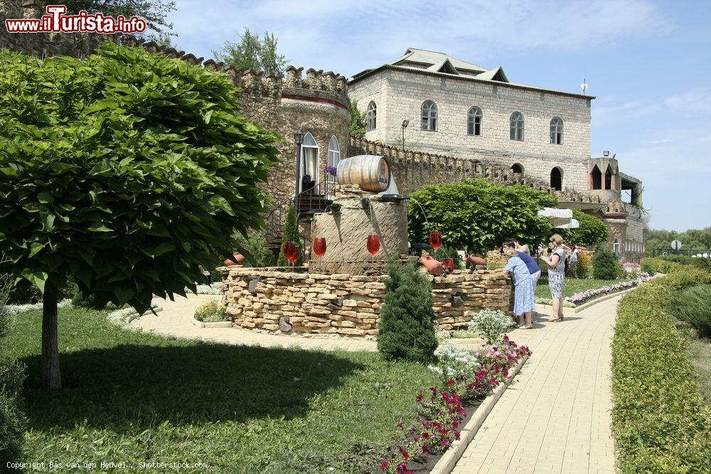 Immagine La fontana del vino all'esterno della vineria di Milestii Mici, Moldavia. Con i suoi 5 mila abitanti, Milestii Mici è diventato celebre al mondo per l'eccellente produzione di vino e per le gallerie più lunghe al mondo destinate alla conservazione di questa prelibata bevanda - © Bas van den Heuvel / Shutterstock.com