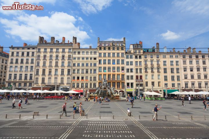 Immagine La fontana della Saona in Piazza Soils a Lione, Francia - © Lewis Liu / Shutterstock.com