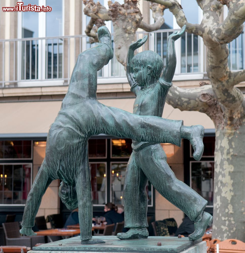 Immagine La fontana di Cartwheel a Dusseldorf, Germania. Eretta nel 1954 da Alfred Zschorsch nel mezzo di piazza Castello, è situata fra la città vecchia e il fiume Reno. Popolare luogo di incontro per gli abitanti, ricorda quando i giovani utilizzavano la ruota di carro di fronte a spettatori per ottenere consensi.