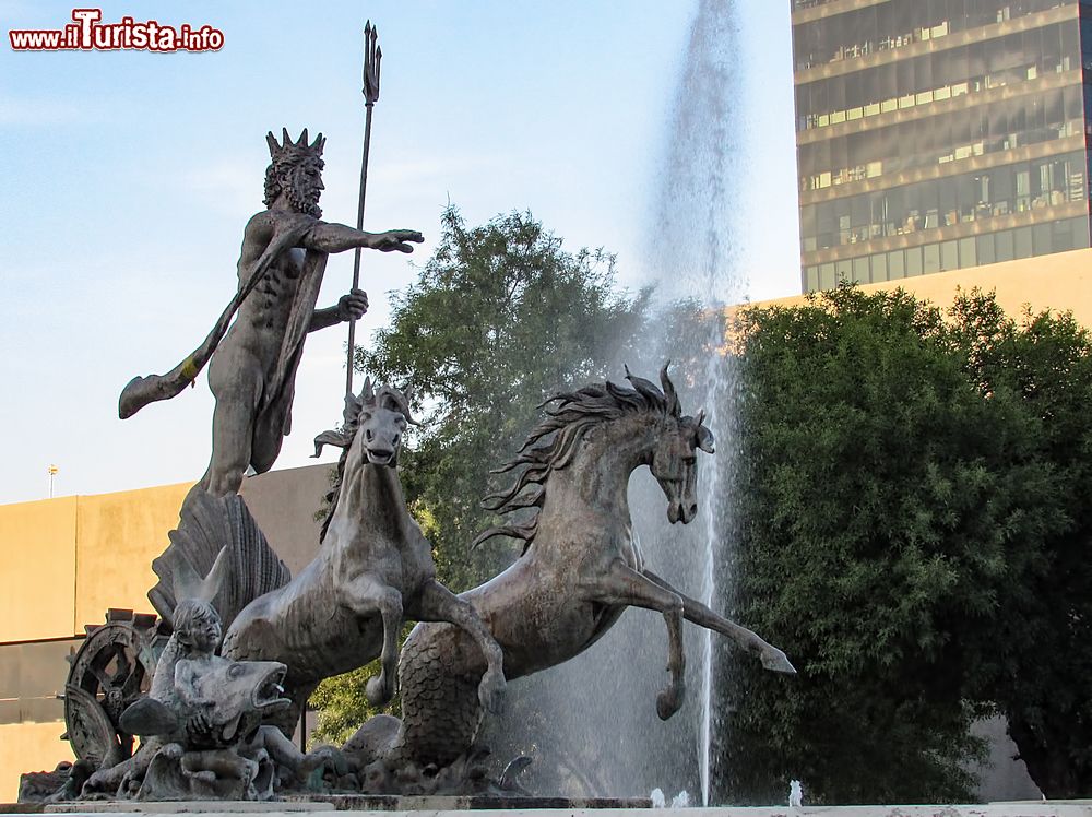 Immagine La fontana di Nettuno nel cuore di Monterrey, Messico. La Fuente de Neptuno si trova a nord di Padre Mier e rappresenta Nettuno che conduce un carro inseguito da donne svestite.