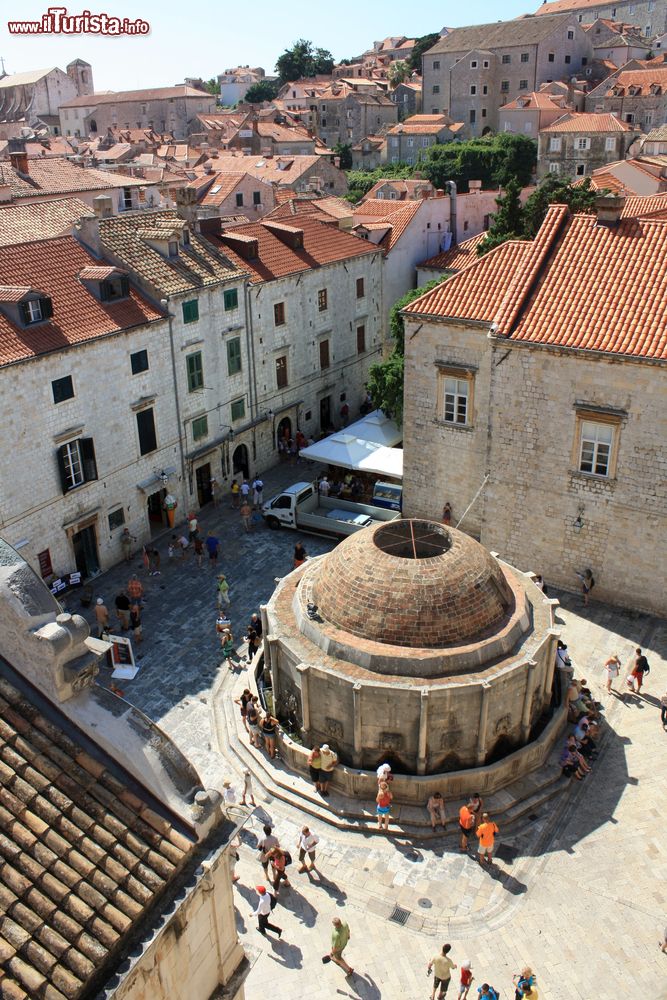 Immagine La Fontana di Onofrio nel centro di Dubrovnik vista dall'alto, Croazia. E' stata costruita nel 1438 dal napoletano Onofrio Giordano che portò così in città l'acqua dalla sorgente Sumet. E' una delle principali attrazioni turistiche di Dubrovnik.