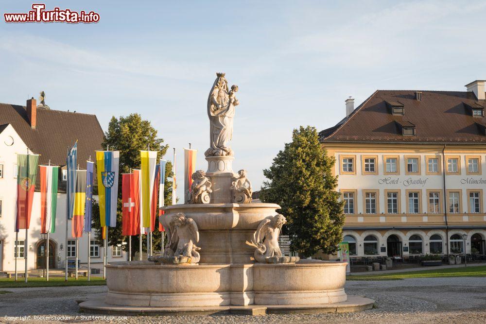 Immagine La fontana Marienbrunnen in piazza del Pellegrinaggio a Altotting, Germania. Siamo in uno dei luoghi più cari alla Germania cattolica per via della presenza di una statua della Madonna Nera - © RockerStocker / Shutterstock.com