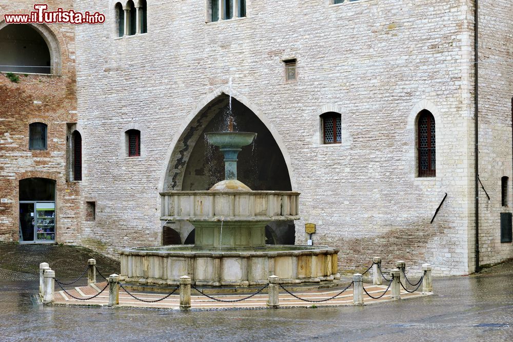 Immagine La fontana Sturinalto, d'epoca mediovale, si trova nella Piazza del Comune di Fabriano