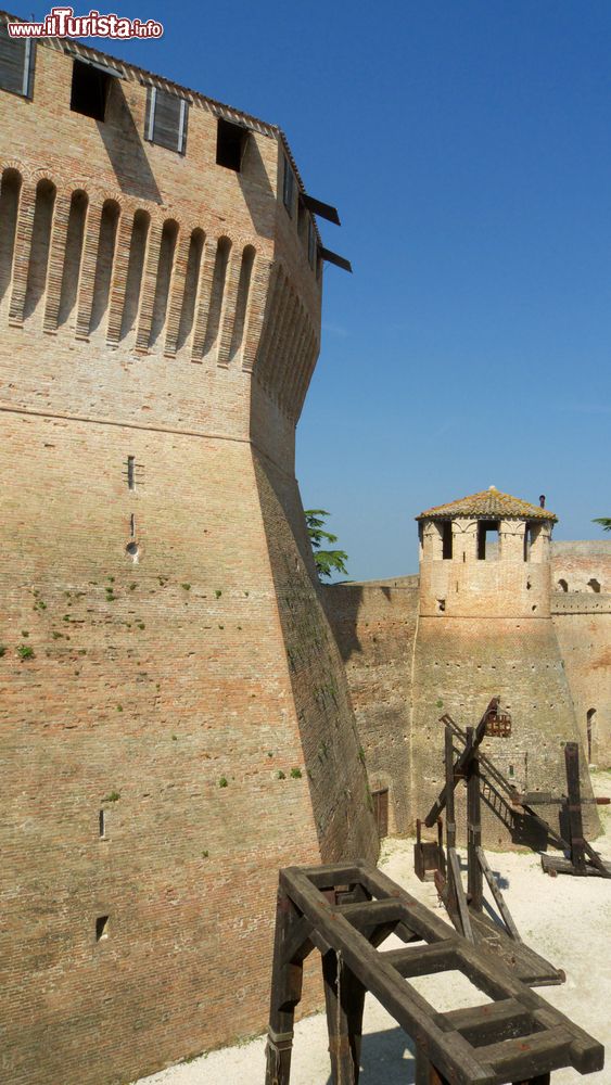 Immagine La fortezza di Mondavio, Marche: è una delle più importanti e interessanti testimonianze in campo militare di Francesco di Giorgio Martini. Risale al decennio 1482-1492.