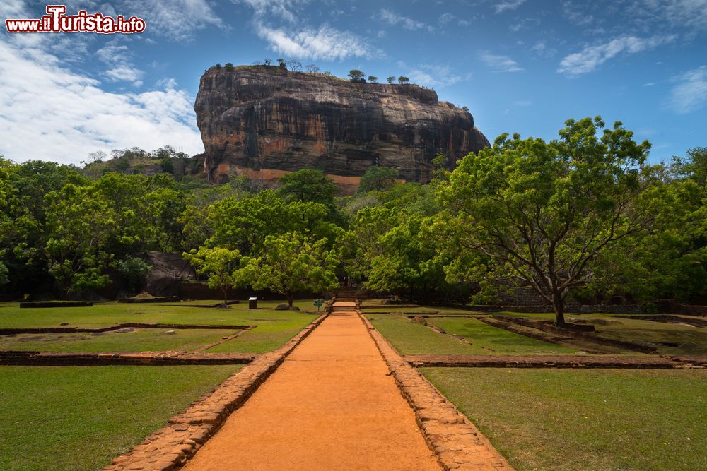 Immagine La fortezza di Sigiriya sulla Lion Rock, una grande roccia di quasi 200 metri d'altezza nella pianura della Central Province (Sri Lanka), nei pressi della cittadina di Dambulla.