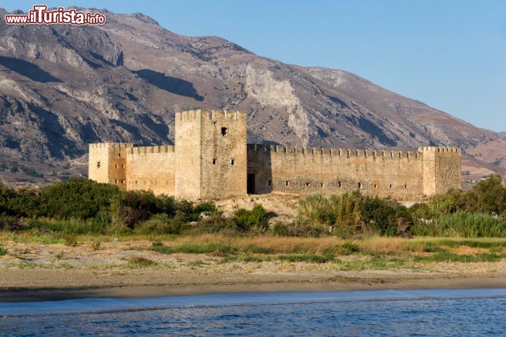 Immagine La fortificazione di Frangokastello a Chania, isola di Creta. Siamo in una delle zone più suggestive di quest'isola greca, nel bel mezzo di un tratto costiero -  © TakB / Shutterstock.com