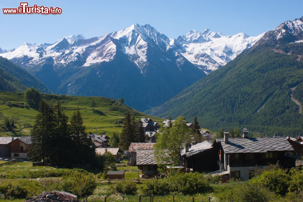 Immagine La frazione Gimillan di Cogne, Valle d'Aosta. E' l'ideale punto di partenza per le escursioni nel Vallone di Grauson; da qui partono anche tour guidati con le ciaspole in virtù dell'ottima vista sul massiccio del Gran Paradiso.