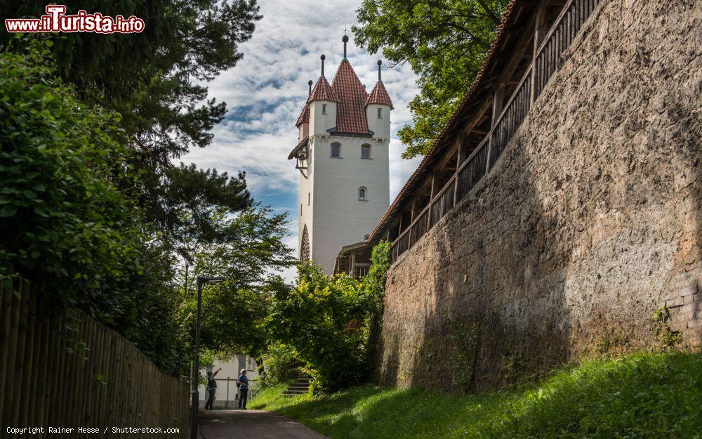 Immagine La Funfknopfturm (La Torre dei Cinque Bottoni) nella città bavarese di Kaufbeuren, Germania. Siamo nell'Algovia Orientale sulle rive del fiume Wertach - © Rainer Hesse / Shutterstock.com