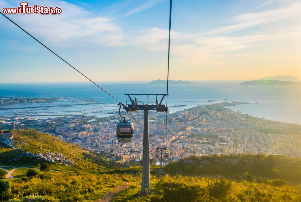 Immagine La funivia che sale al borgo di Erice con splendide vedute su Trapani e le isole Egadi in Sicilia