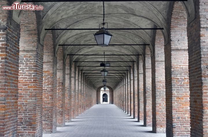 Immagine La Galleria degli Antichi in prospettiva - La Galleria degli Antichi, detta anche Corridor Grande fu edificata nel XVI secolo per ospitare le numerose collezioni di marmi antichi, opere d'arte di varia natura e i trofei di caccia del duca. Con i suoi 96 metri, l'imponente Galleria degli Antichi è la terza galleria più lunga d'Italia - © Claudio Giovanni Colombo / Shutterstock.com