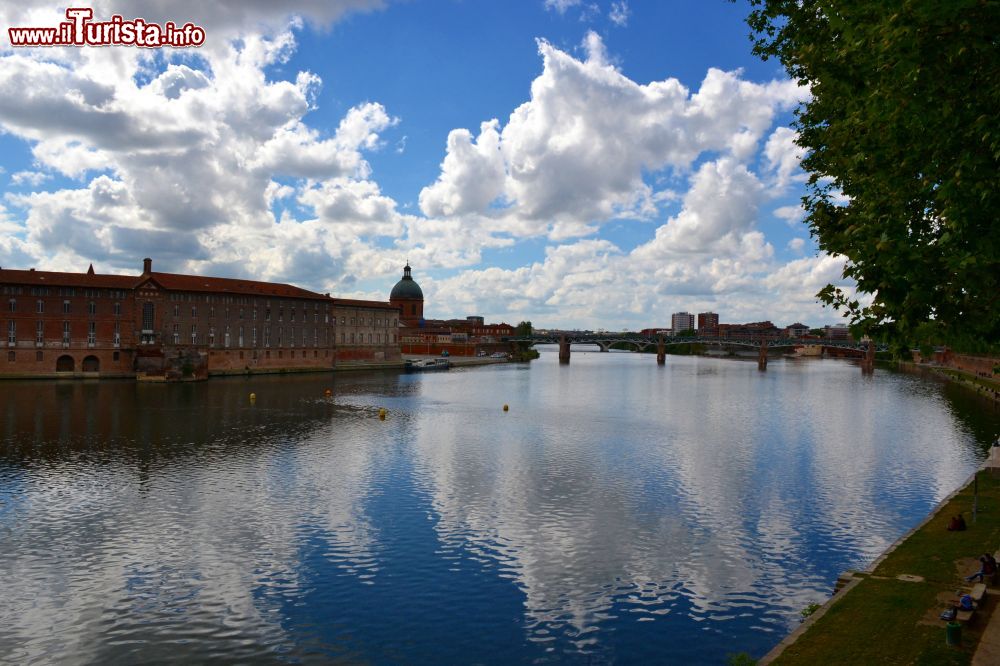 Immagine La Garonna è il grande fiume che attraversa Tolosa (Toulouse). Qui lo vediamo fungere quasi da specchio per il bellissimo cielo azzurro in una gionata primaverile.