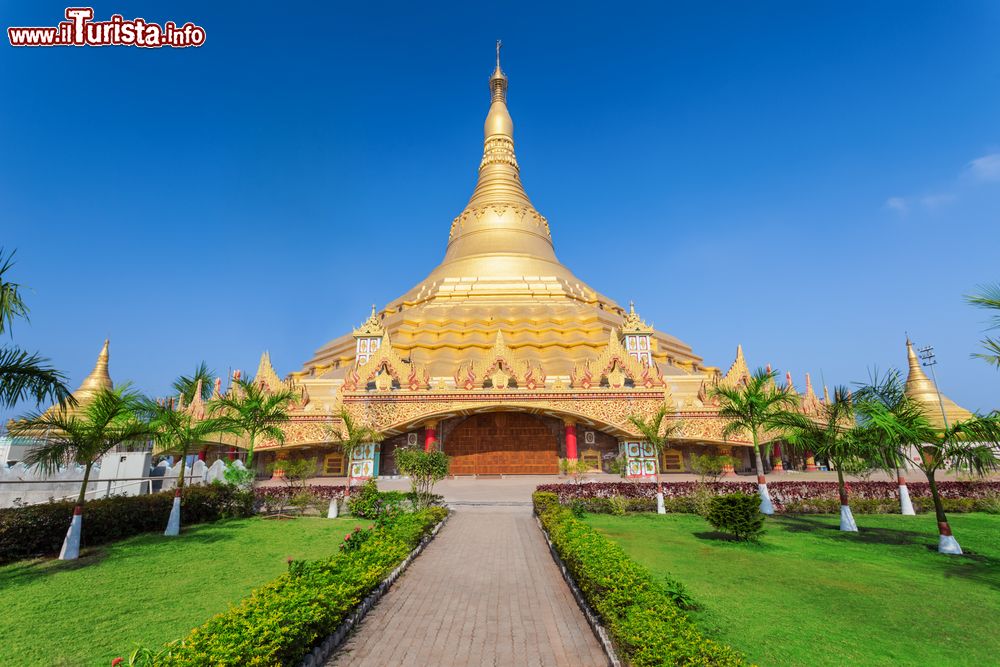 Immagine La Global Vipassana Pagoda a Mumbai, India. Questa sala di meditazione si trova vicino a Gorai, a nord-ovest di Mumbai. E' considerata un monumento di pace e di armonia.