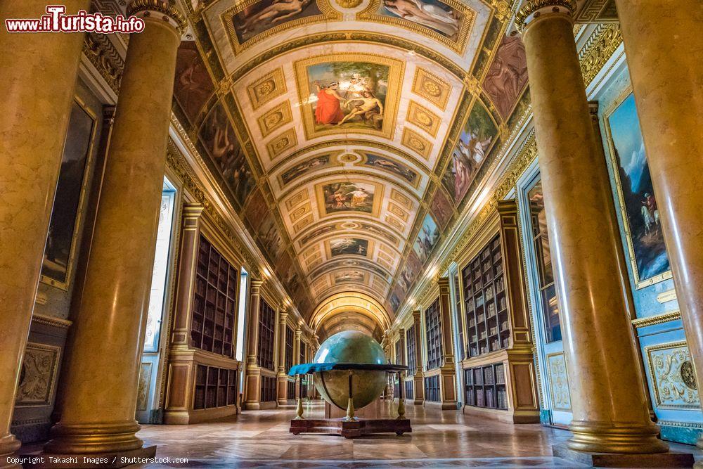 Immagine La Grande Biblioteca al castello di Fontainebleau, Francia, con soffitti e pareti decorati da dipinti - © Takashi Images / Shutterstock.com