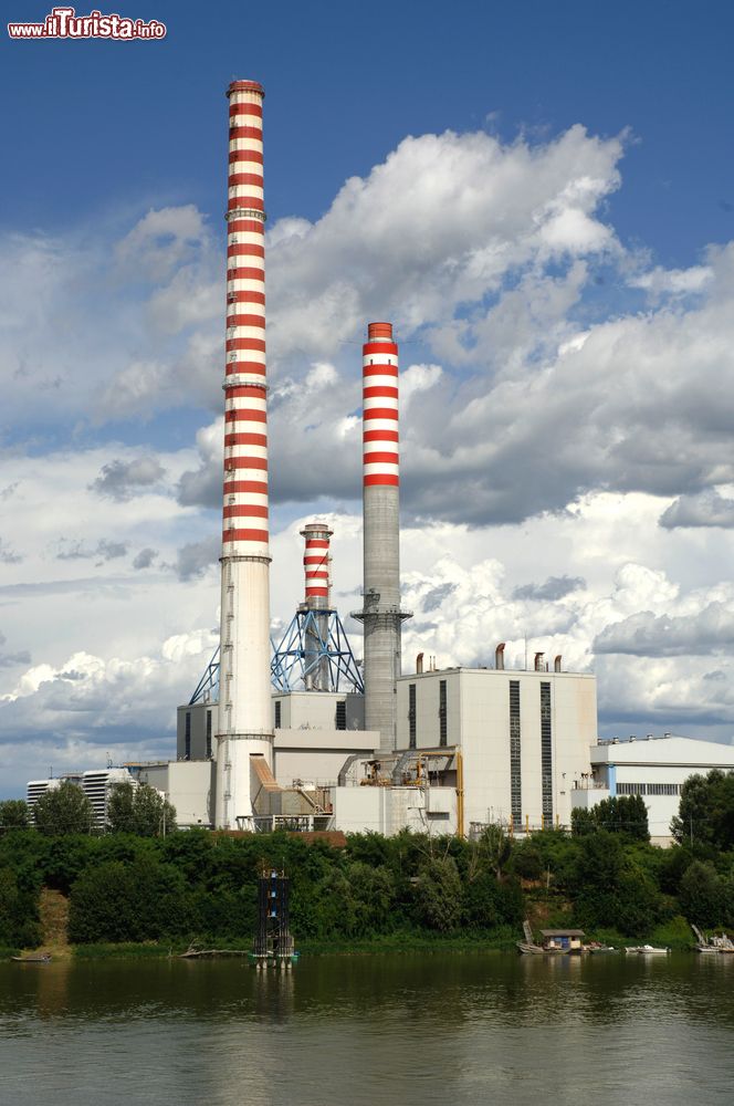 Immagine La grande centrale termoelettrica di Ostiglia sul fiume Po in Lombardia