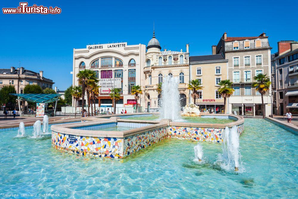 Immagine La grande fontana in piazza Georges Clemenceau nel centro cittadino di Pau, Francia - © saiko3p / Shutterstock.com