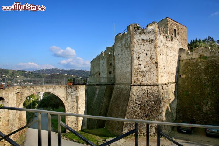 Immagine La grande fortezza di Agropoli, Campania - Una delle possenti torri del castello di Agropoli che con la sua architettura impreziosisce la già incantevole località cilentana. Le sue origini sono antichissime: le prime testimonianze giunte risalgono all'epoca greco-bizantina quando venne costruito un baluardo come torre di avvistamento © onairda / Shutterstock.com