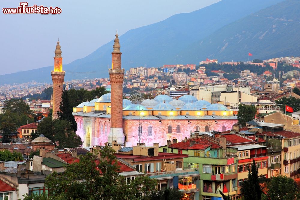 Immagine La Grande Moschea di Bursa, nota anche come Ulu Cami, Turchia. Edificata alla fine del XIV° secolo, è un bell'esempio di costruzione precedente alla classica architettura ottomana.