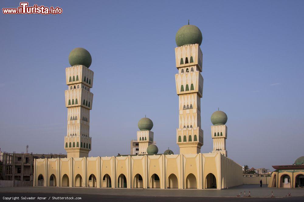 Immagine La Grande Moschea di Dakar al tramonto, Senegal. A regalarla al Senegal fu re Hassan II°. Inaugurata nel1964, al suo interno ospita un istituto islamico che funziona anche come centro di formazione e di ricerca sull'Islam. E' la più grande del Senegal - © Salvador Aznar / Shutterstock.com