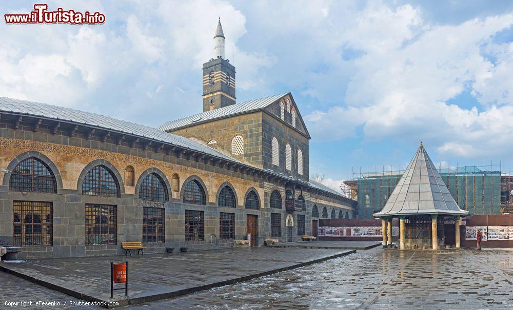 Immagine La Grande Moschea di Diyarbakir, Turchia. E' fra le più antiche e importanti della terra di Mesopotamia. Da alcuni viene considerato il quinto luogo più sacro dell'Islam - © eFesenko / Shutterstock.com