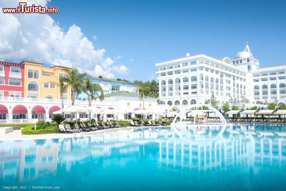 Immagine La grande piscina dell'Amara Dolce Vita Luxury Hotel a Tekirova in una giornata estiva (Turchia) - © Smit / Shutterstock.com