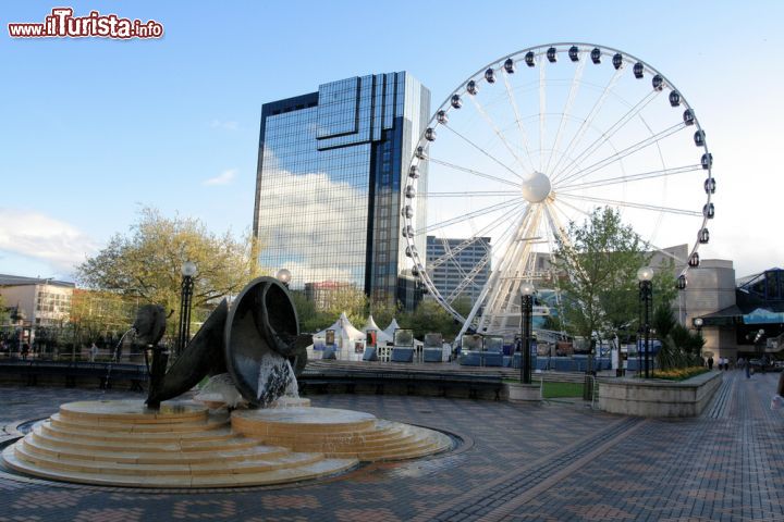 Immagine La grande ruota panoramica di Birmingham, Inghilterra. Da lassù il panorama sulla città è incantevole.
