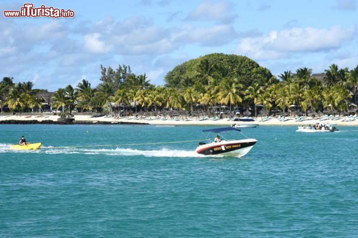 Immagine Spiaggia di Grand Baie, Mauritius - Una delle spiagge esotiche lambite dalle acque turchesi dell'oceano Indiano a Grand Baie: considerata la Saint Tropez di Mauritius, è il paradiso degli sport acquatici. Sullo sfondo, nascosti da palme e vegetazione, alcuni degli hotel di questo tratto di costa mauriziano © photofort 77 / Shutterstock.com