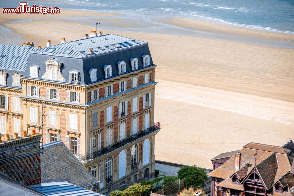 Immagine La grande spiaggia di Trouville-sur-Mer è molto frequentata in estate da bagnanti e turisti, provenienti in buona parte da Parigi.

p { margin-bottom: 0.25cm; line-height: 115%; }a:link { }

p { margin-bottom: 0.25cm; line-height: 115%; }a:link { }