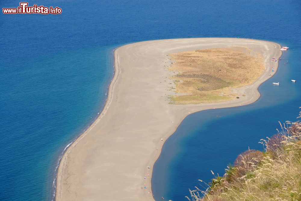 Immagine La grande spiaggia sabbiosa di Capo Tindari, una barra di arena che si protende nel blu del Tirreno in Sicilia