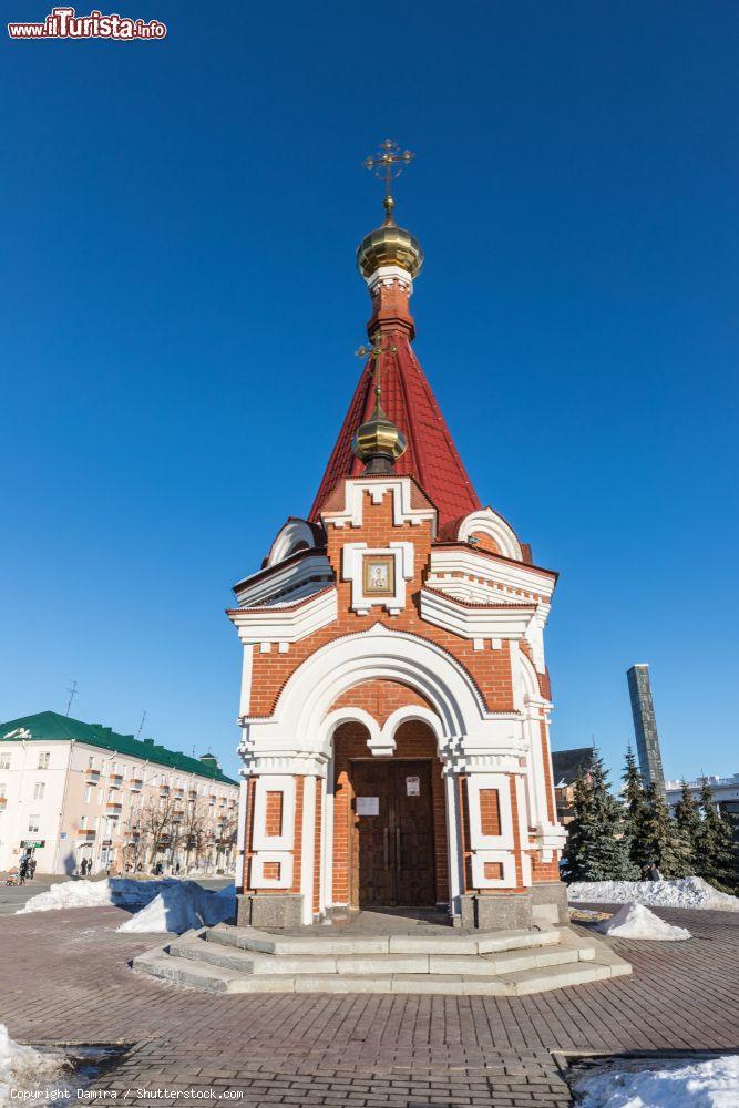 Immagine La graziosa cappella di Alexander Nevsky a Saransk, Russia. Costruita in mattoni e con rifiniture in stucco, culmina con una bella guglia appuntita - © Damira / Shutterstock.com