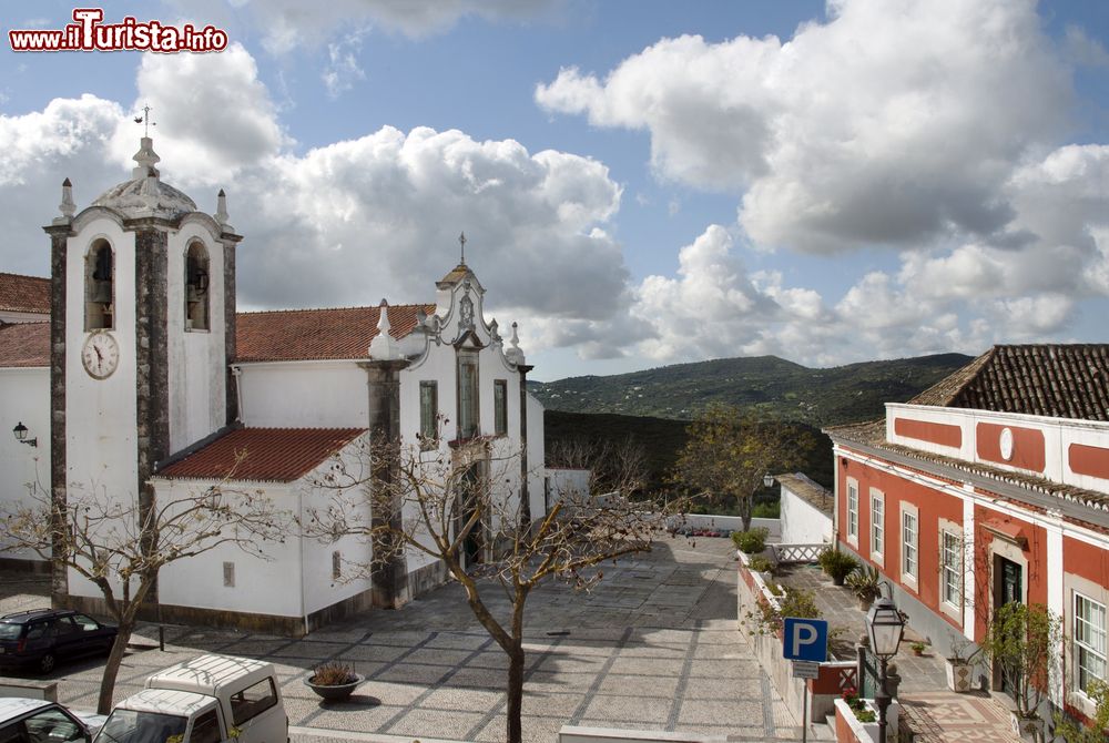 Immagine La graziosa chiesa del villaggio di Sao Bras de Alportel, Portogallo. Costruita in origine nel XV° secolo, venne in seguito riedificata dopo il terremoto del 1755.