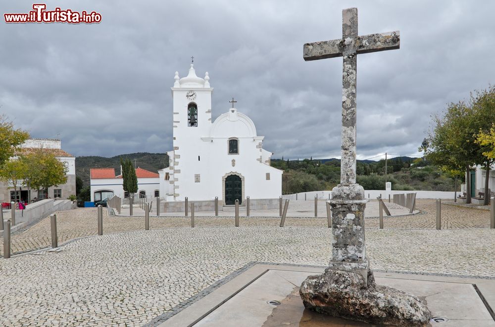 Immagine La graziosa chiesa nel villaggio di Querenca nei pressi di Loulé, Portogallo.