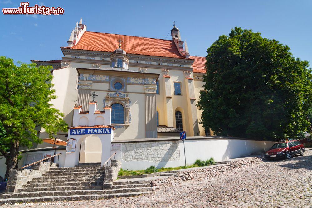 Immagine La graziosa chiesa parrocchiale nella vecchia città di Kazimierz Dolny, Polonia - © Dziewul / Shutterstock.com