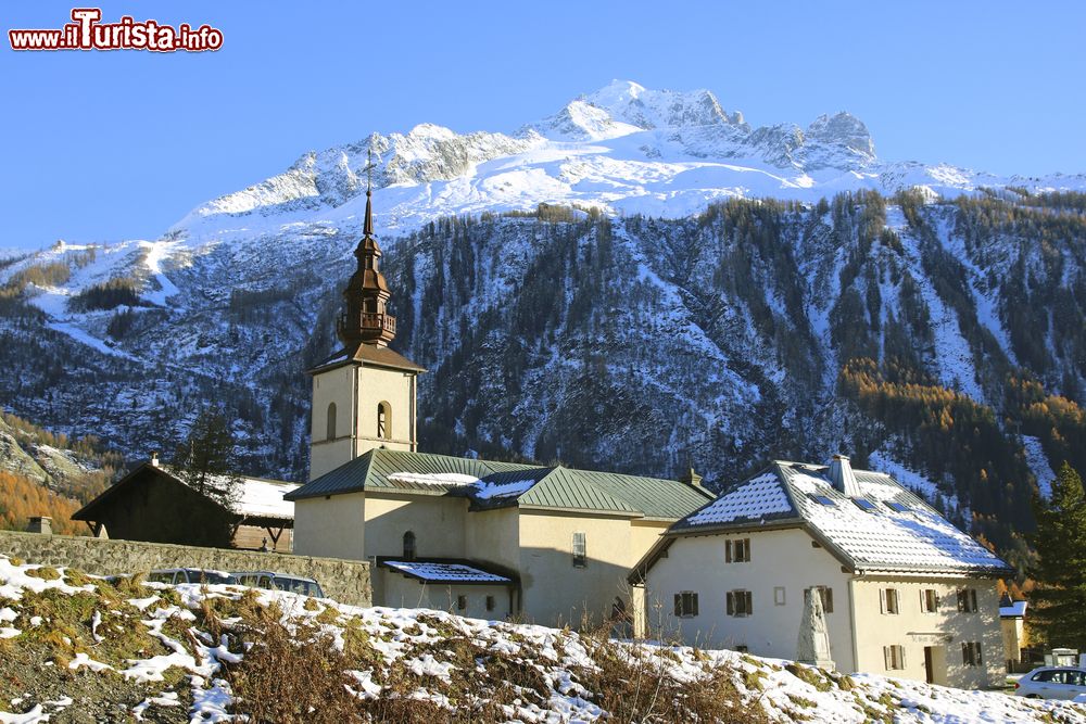 Immagine La graziosa chiesetta del villaggio francese di Argentiere, Chamonix, con una spolverata di neve fresca.