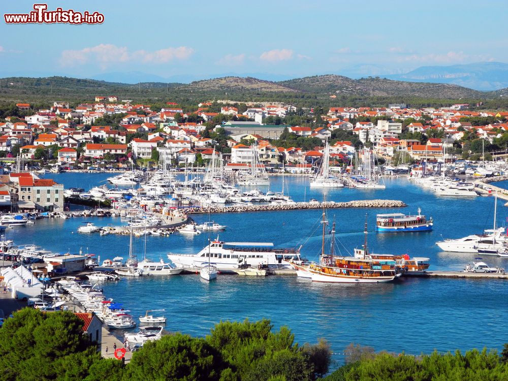 Immagine La graziosa cittadina marittima di Vodice, Croazia. Moderna località turistica, Vodizze viene menzionata la prima volta nel 1402 anche se già conosciuta con il nome di Arausa al tempo dei romani. Grazie alla natura e ai paesaggi che la circondano, è diventata nel corso degli anni una meta frequentata da turisti provenienti da tutto il mondo.