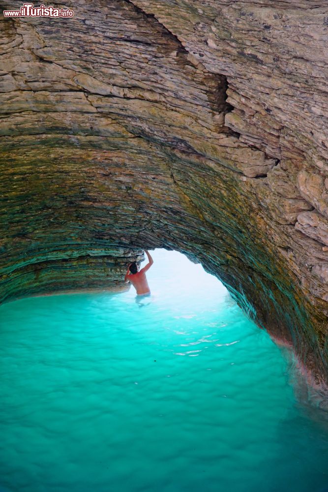 Immagine La Grotta Azzura a Mel, in provincia di Belluno. Si tratta di un luogo magico, dal grande fascino.